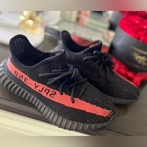 Yeezy 350 size 7.5 ( mens ) equal to a womans 9. Great condition, worn twice.
